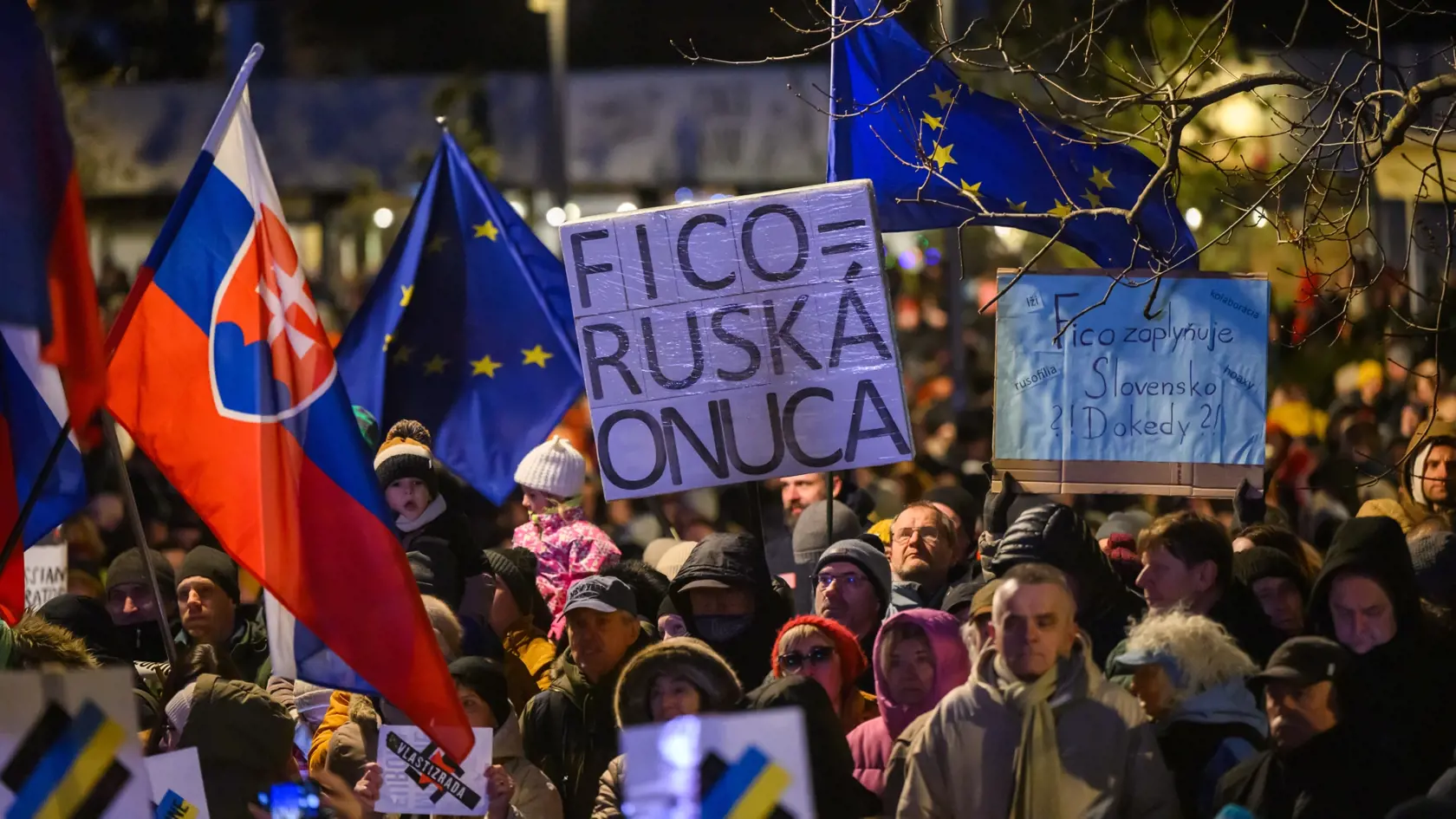 Na snímke účastníci protestu Slovensko je Európa v Bratislave na Námestí slobody v piatok 10. januára 2025. V Bratislave, Košiciach, Banskej Bystrici, Poprade, Žiline a ďalších slovenských mestách sa v piatok konali protesty pod názvom Slovensko je Európa. Organizovalo ich občianske združenie Mier Ukrajine v reakcii na kroky vlády a predsedu vlády SR Roberta Fica (Smer-SD). FOTO TASR - Jaroslav Novák