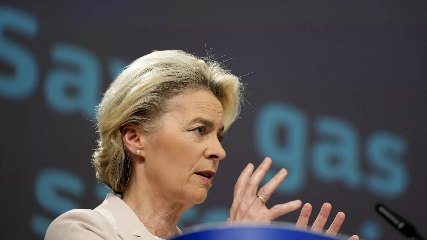 WA 2 Brusel - Šéfka Európskej komisie (EK) Ursula von der Leyenová gestikuluje počas tlačovej konferencie v Bruseli v stredu 20. júla 2022. FOTO TASR/AP

European Commission President Ursula von der Leyen addresses a media conference at EU headquarters in Brussels on Wednesday, July 20, 2022. The European Union's head office on Wednesday proposed that member states cut their gas use by 15% over the coming months that any full Russian cutoff of natural gas supplies to the bloc will not fundamenta