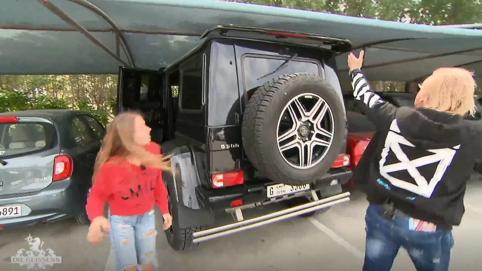 Auto bolo vpredu nižšie než vzadu, detail, ktorý si Carmen, žiaľ, nevšimla. A Robert pri parkovaní tiež nie...