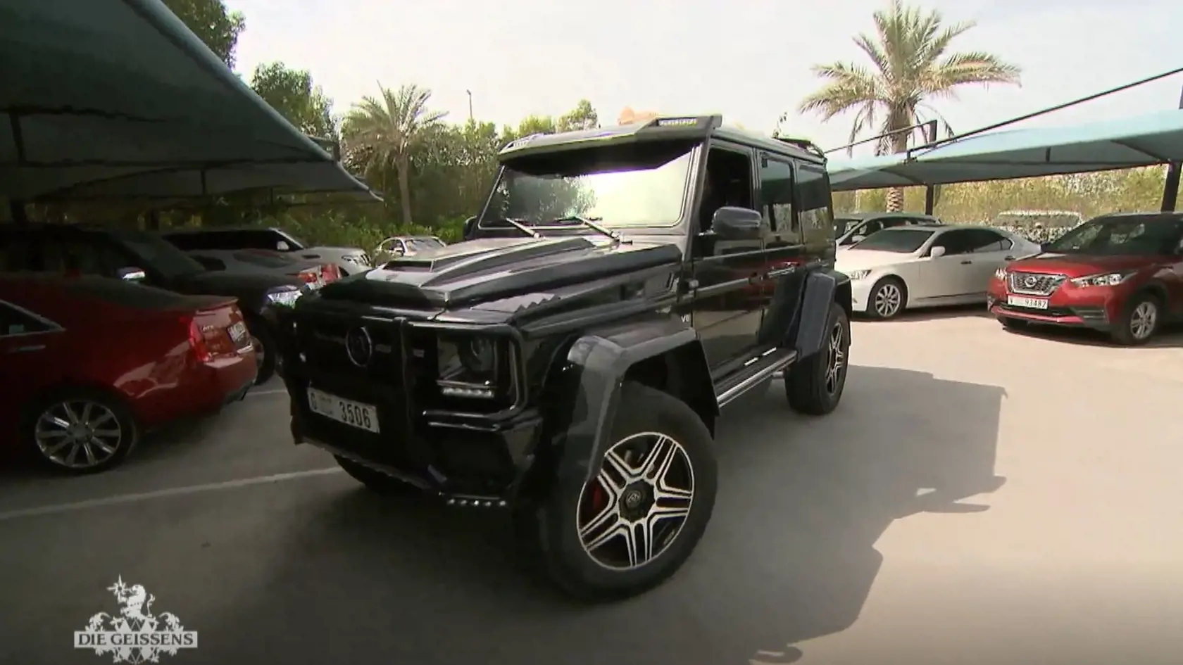 Robert si zadovážil nový Mercedes, pri parkovaní ho však poškodil.