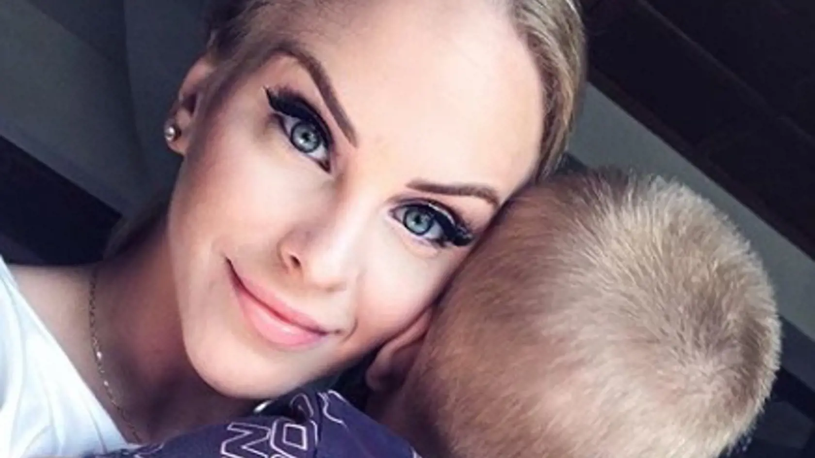 "Esterka sa do mna zaľúbila," povedal Alex. "No, ale ty už máš frajerku Alexko," povedala Barbora. "Môžem mať dve," skonštatoval chlapec. "No nemôžeš mať dve," pokračuje.
Barbora nakoniec dodala: "no neviem čo ti mám k tomu povedať, ale mne sa to moc nepáči."