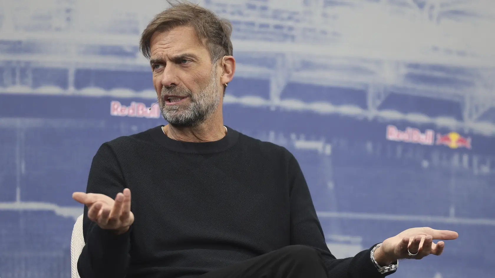 WA 9 Salzburg - Nemecký futbalový tréner Jürgen Klopp gestikuluje počas tlačovej konferencie, na ktorej ho oficiálne predstavili ako šéfa futbalového oddelenia Red Bullu v Salzburgu v utorok 14. januára 2025. Najväčším klubom vo vlastníctve rakúskeho výrobcu energetických nápojov je bundesligové Lipsko, no Klopp nesie zodpovednosť aj za Salzburg, New York a kluby v Brazílii i Japonsku. Spoločnosť má taktiež podiel v druholigovom anglickom Leedsi a finančne podporuje Atletico Madrid a FC Turín. FOTO TASR/AP


Former soccer coach Juergen Klopp, speaks during a press conference where he officially introduced as Global Head of Soccer at Red Bull in Salzburg, Austria, Tuesday, Jan. 14, 2025. (AP Photo/Haiko Mandl)