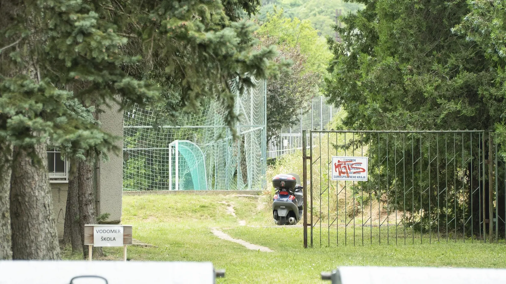 Podľa našich informácií má ísť údajne o študenta školy. Ku škole sa mal dostaviť na skútri, ktorý potom zaparkoval neďaleko budovy.