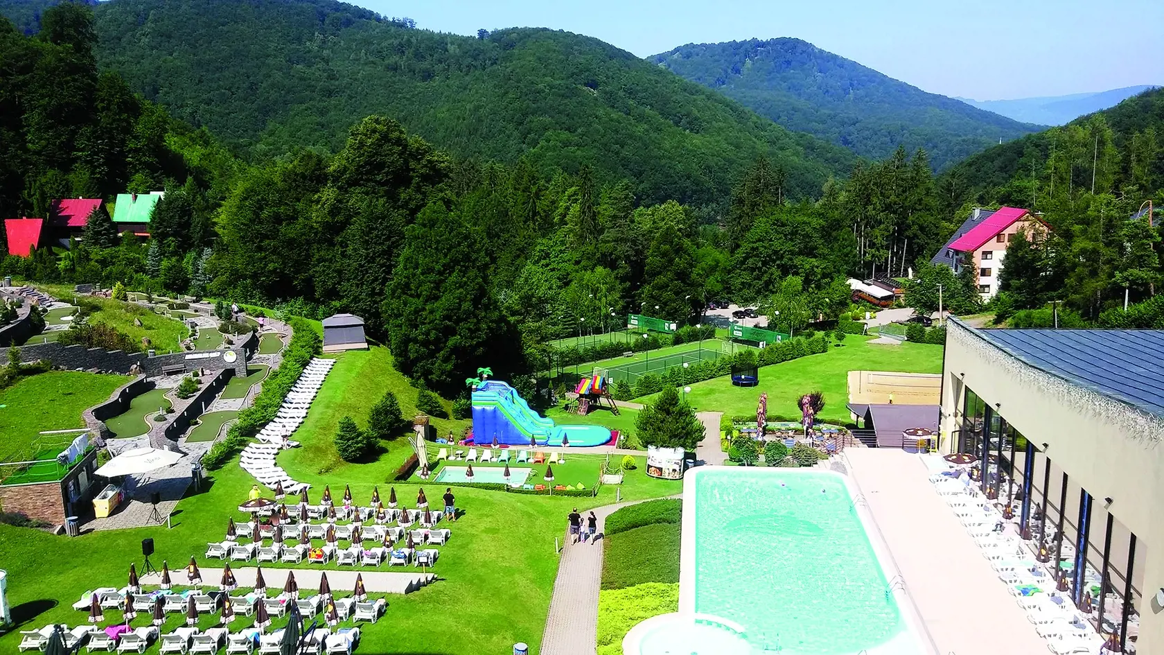 Obec Vyhne: Nájdete ju v Banskobystrickom kraji a ponúka veľa možností na kvalitný relax. Na svoje si prídu vyznávači turistiky, histórie aj kúpania. Tak hor’ sa za oddychom do prírody! 
