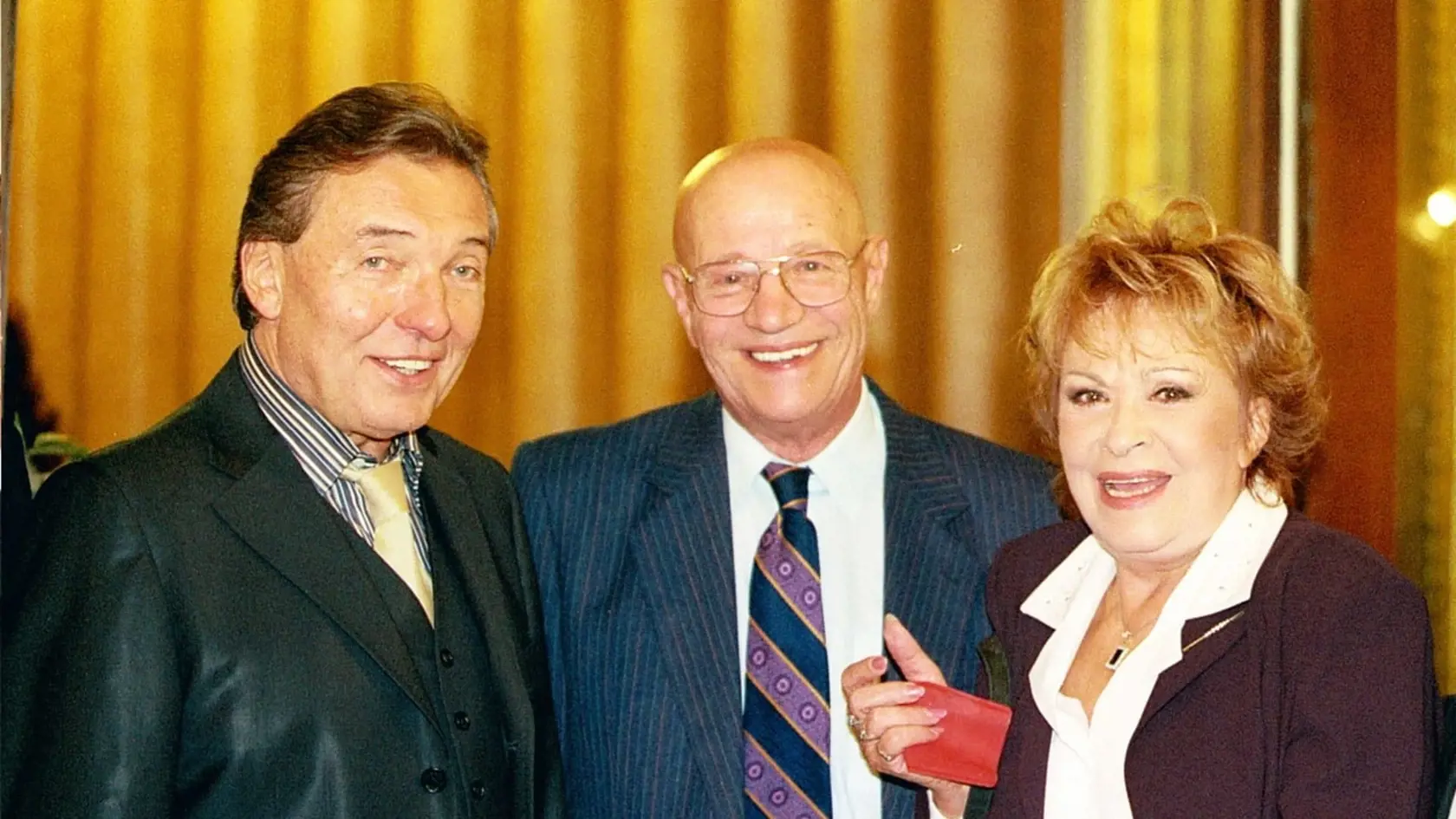 Český spevák Karel Hála sa vraj medzi kolegami prejavoval úplne inak ako v súkromí. Na zábere s ním Karel Gott a Jiřina Bohdalová.
