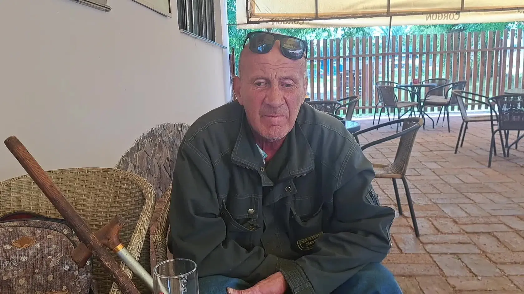 Anton zo Zlatých Moraviec je už dlhší čas človekom bez domova, väčšinu svojho života však pracoval a od štátu nepotreboval žiadnu finančnú pomoc. Na invalidné kolená ho však dobehli jeho zlé rozhodnutia.