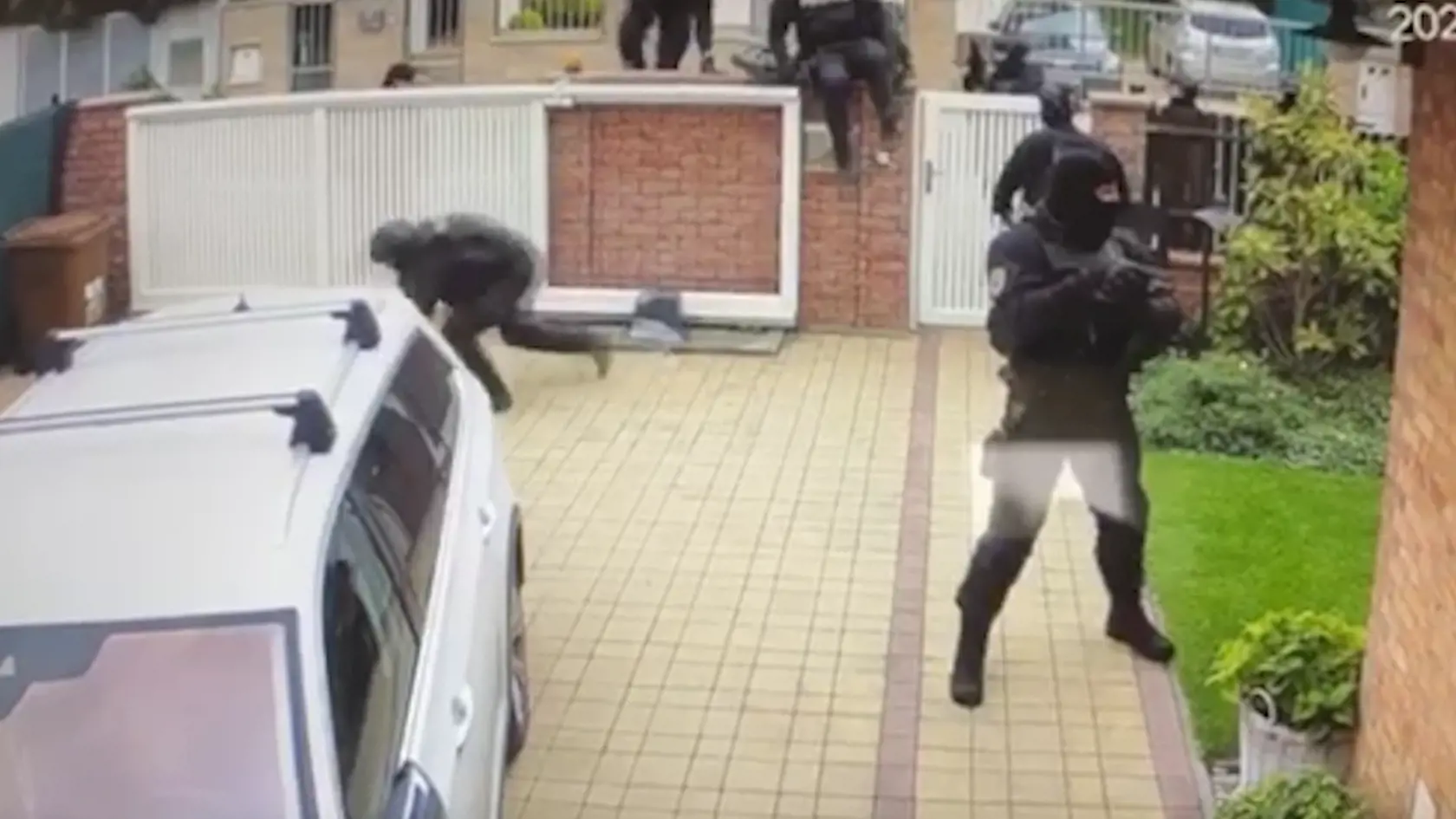 Zásah kukláčov Inšpekcie MV SR v dome Mariána Kučerku vyzeral úplne komicky. Jeden z policajtov pri zoskočení z múru padol na zem. Predvolanie prišlo "doručiť" vyše 10 ozbrojených mužov.