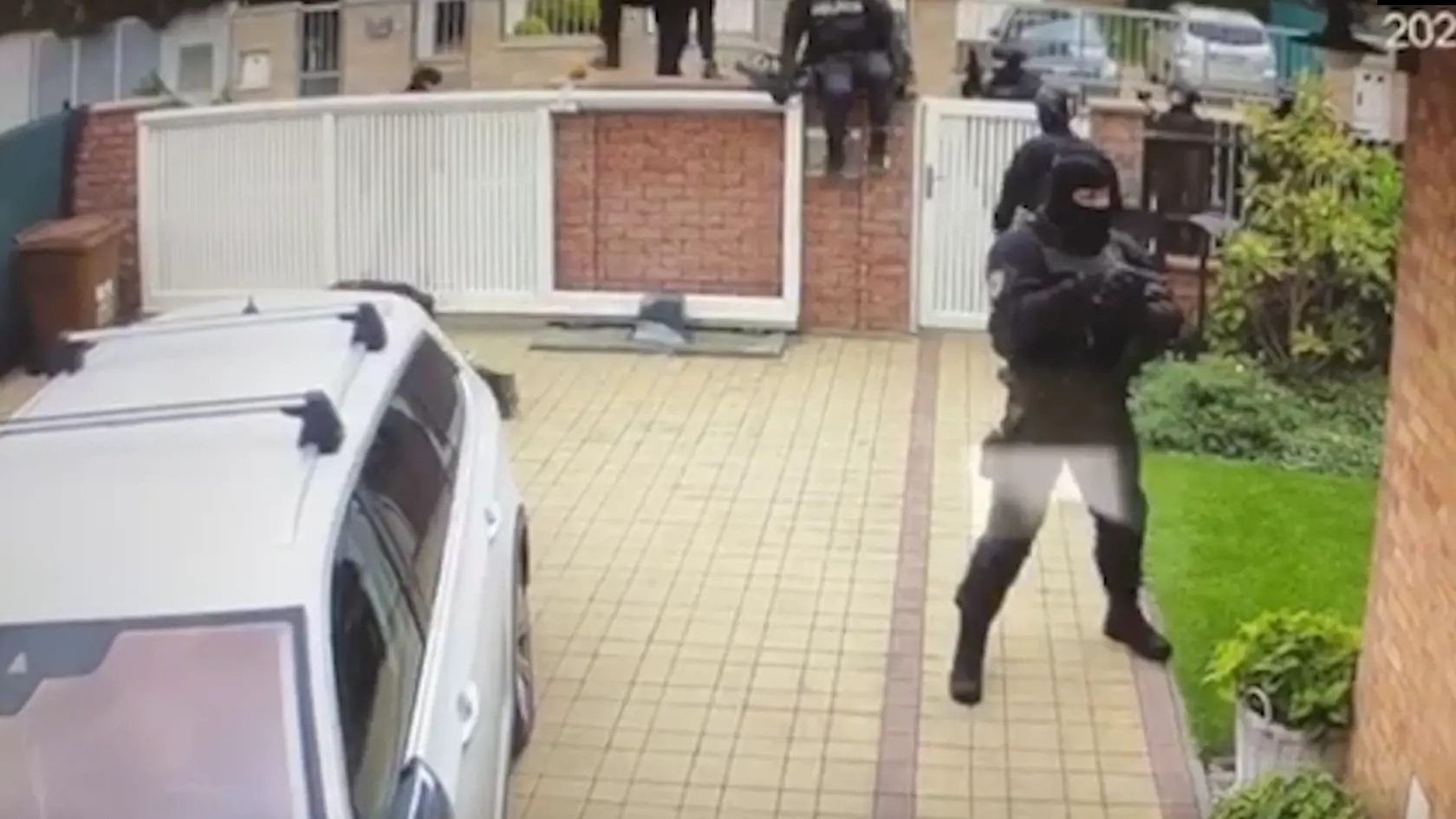 Zásah kukláčov Inšpekcie MV SR v dome Mariána Kučerku vyzeral úplne komicky. Jeden z policajtov pri zoskočení z múru padol na zem. Predvolanie prišlo "doručiť" vyše 10 ozbrojených mužov.