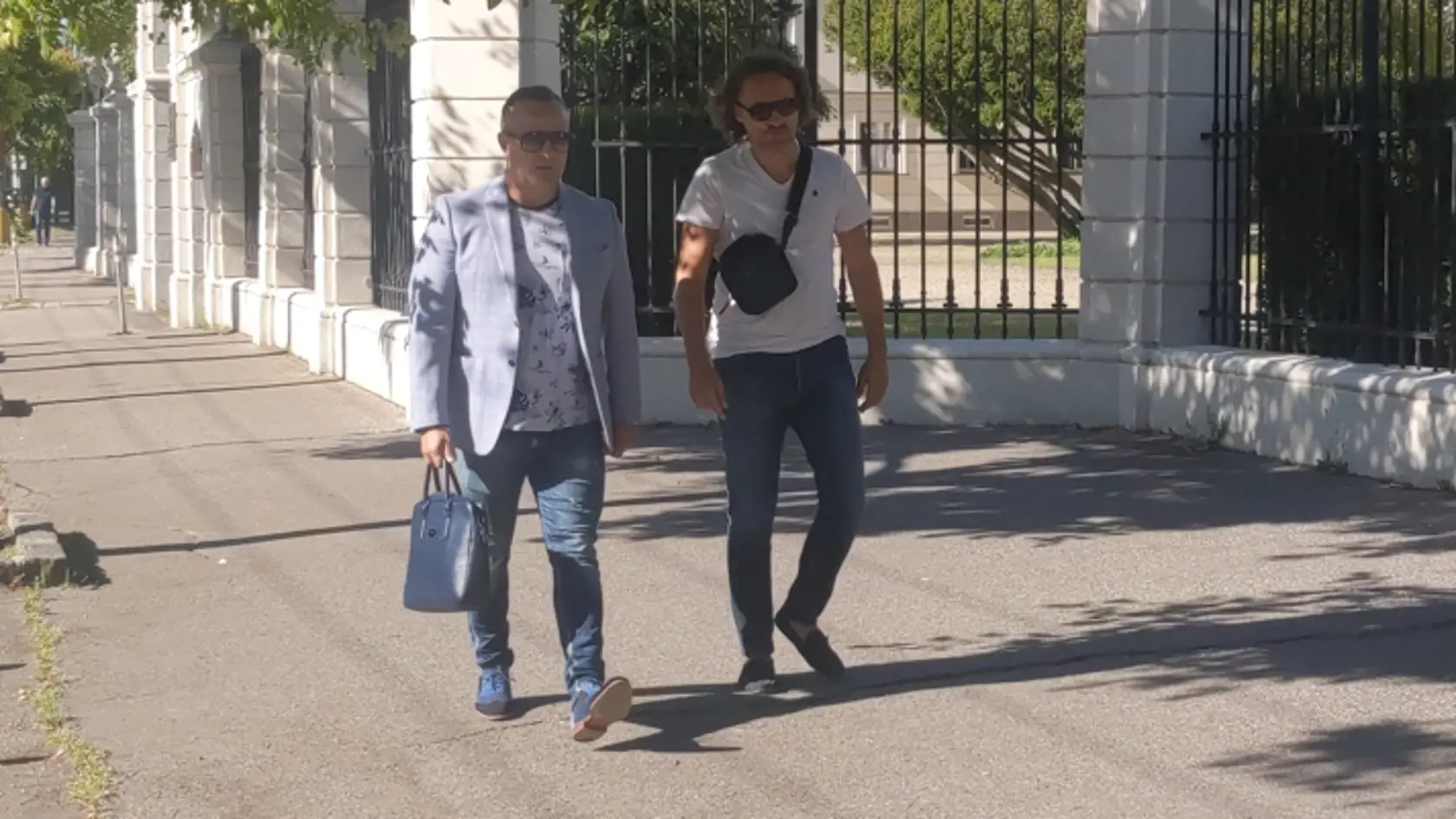 Kajúcnik Makó pri príchode na Úrad vlády SR.