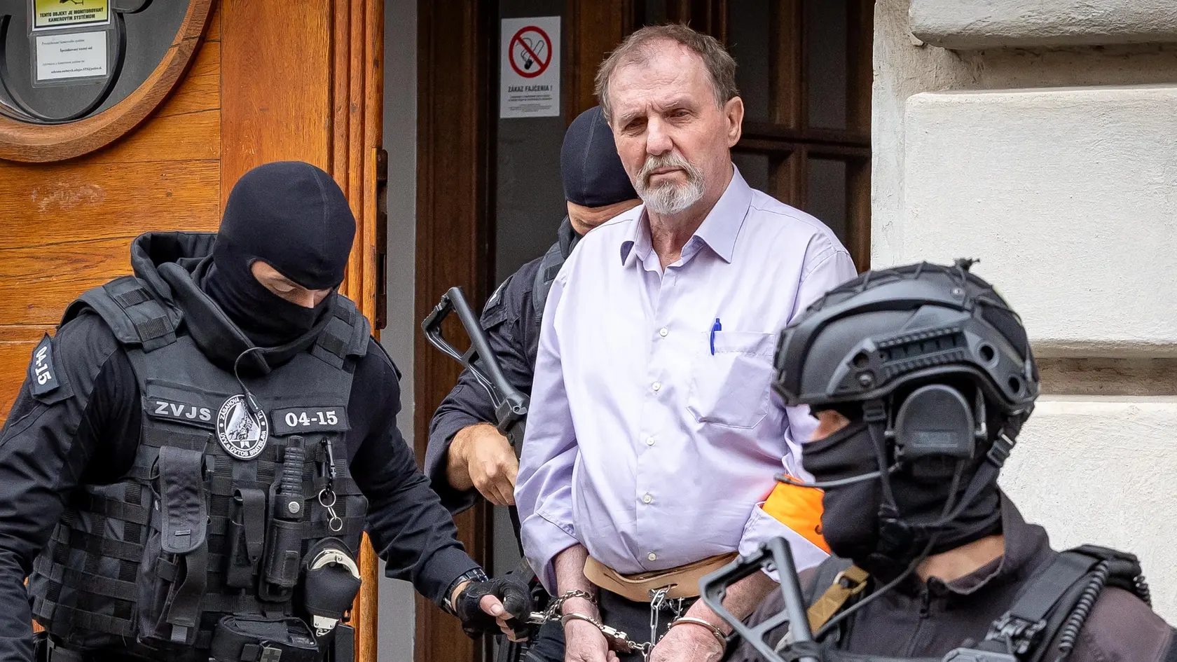 Na Špecializovanom trestnom súde sa včera začal dlhoočakávaný proces s obžalovaným 72-ročným Jurajom Cintulom. Dôchodca z Levíc čelí obžalobe pre obzvlášť závažný zločin teroristického útoku. Na súde zazneli prvé výpovede svedkov, Cintula by súhlasil iba s 12- ročným trestom.