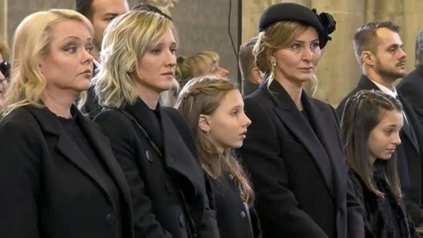 Ivana Gottová a všetky dcéry Karla Gotta na poslednej rozlúčke s ich manželom a otcom.
