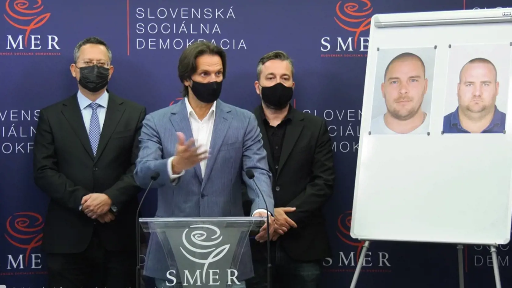 Práve používanie pojmu „všetky prípady sú vykonštruované“, a navodzovanie takejto verejnej atmosféry, s využitím jeho skúseností z mediálneho vystupovania môže podľa uznesenia u svedkov vyvolať úplne reálnu obavu, dokonca strach, pravdivo vypovedať, pretože boli verejne vyslovené obv. xxxxxxx, ktorý bol dlhoročným vrcholovým predstaviteľom výkonnej a politickej moci a s tým zrejme spojenými kontaktmi v tomto prostredí.