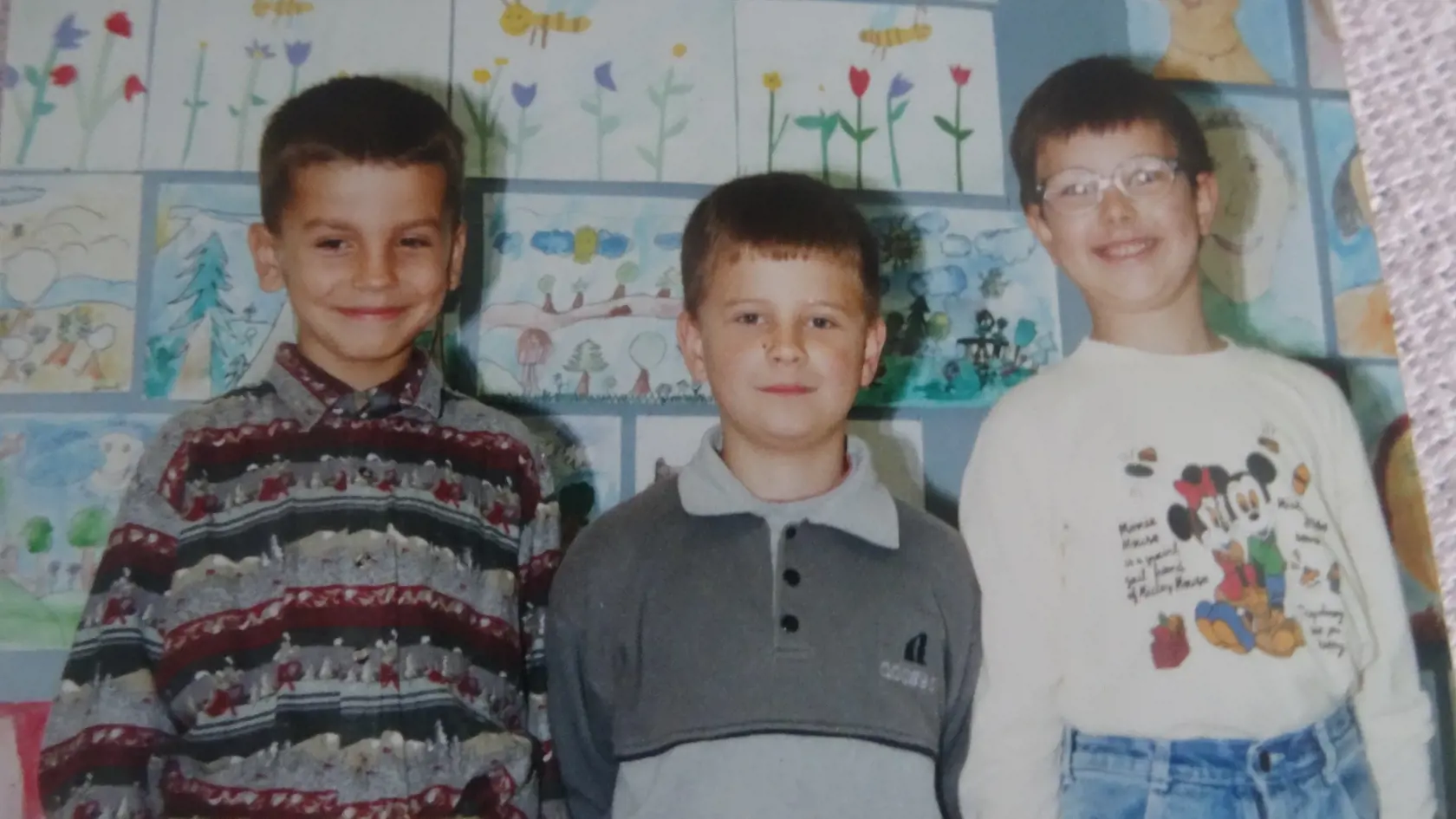 Jakubko (v strede) s kamarátmi.