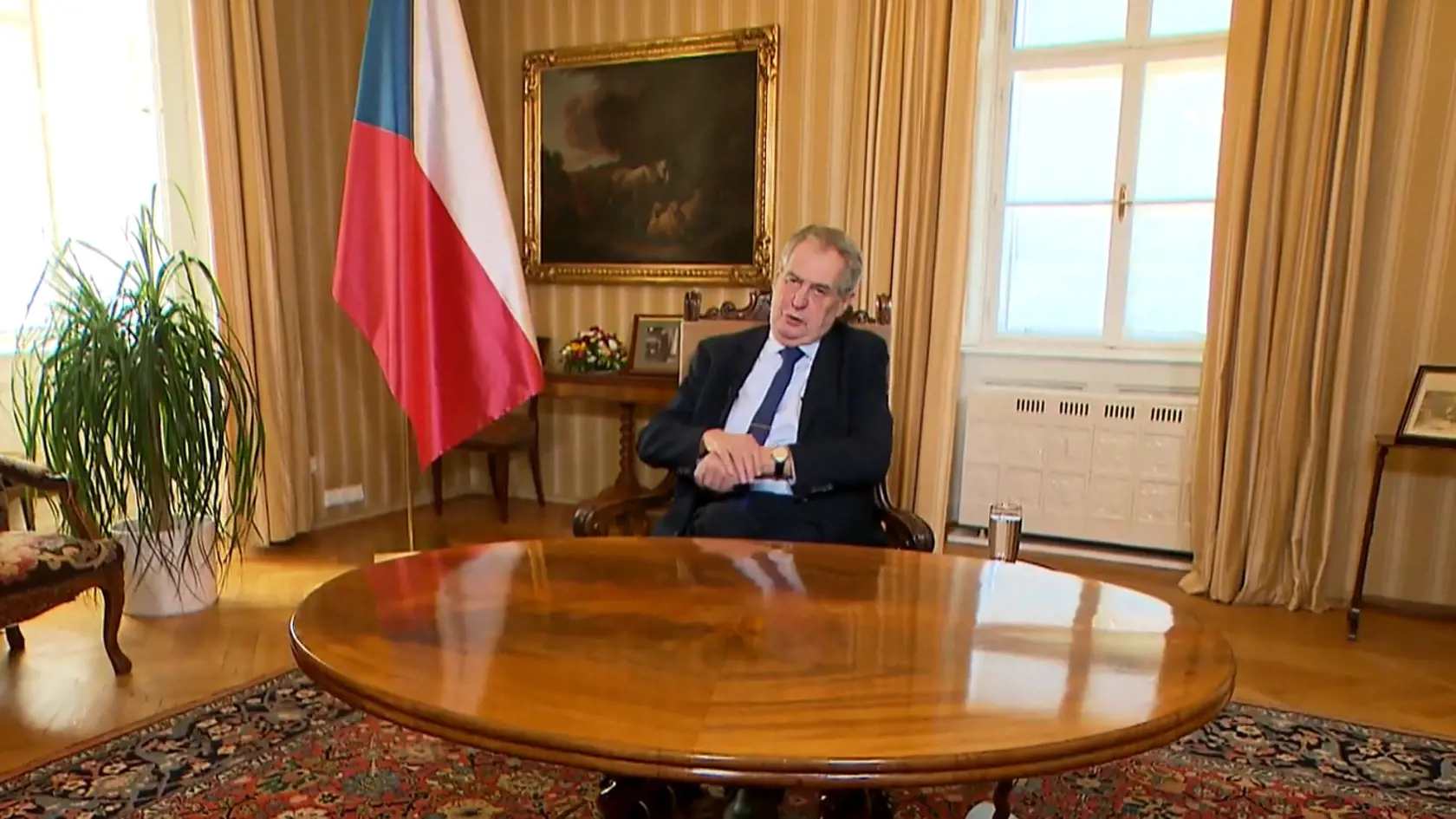 Miloš Zeman sedel rozvalený v kresle.