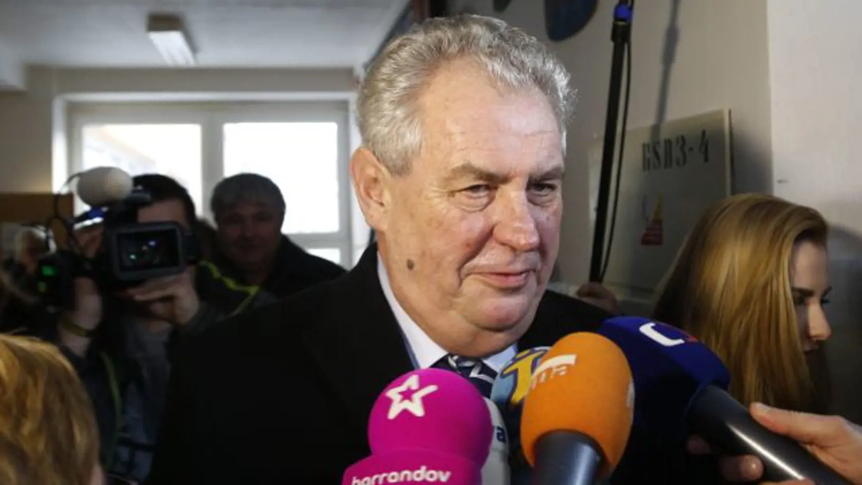 KK6 Praha - Kandidát na èeského prezidenta Miloš Zeman poskytuje rozhovor po odvolení v prvej priamej vo¾be èeského prezidenta 11. januára 2013 v Prahe. FOTO TASR/AP   Presidential candidate Milos Zeman talks to media after casting his vote in presidential elections at a polling station in Prague, Czech Republic, Friday, Jan. 11, 2013. (AP Photo/Petr David Josek)