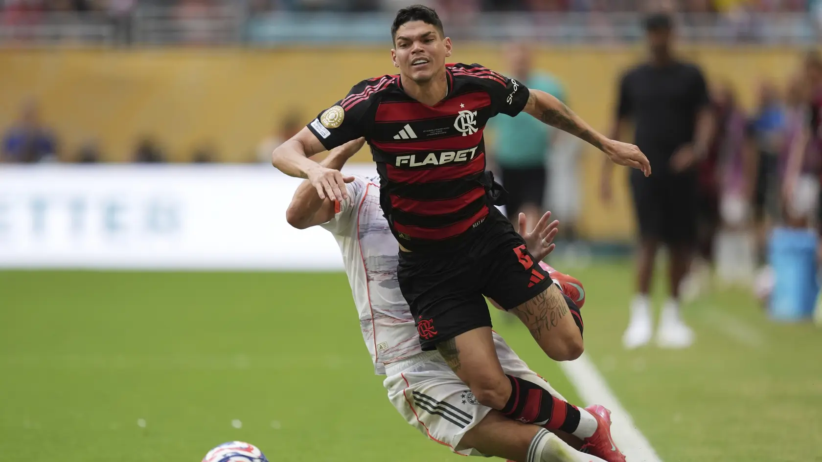 Na snímke futbalista Bayernu Harry Kane (vzadu) a hráč Flamenga Ayrton Lucas (v popredí) v osemfinálovom stretnutí  Flamengo - Bayern Mníchov na MS klubov v Miami.

Flamengo's Ayrton Lucas, front, is tackled by Bayern Munich's Harry Kane during the Club World Cup round of 16 soccer match between CR Flamengo and Bayern Munich in Miami Gardens, Fla., Sunday, June 29, 2025. (AP Photo/Rebecca Blackwell)