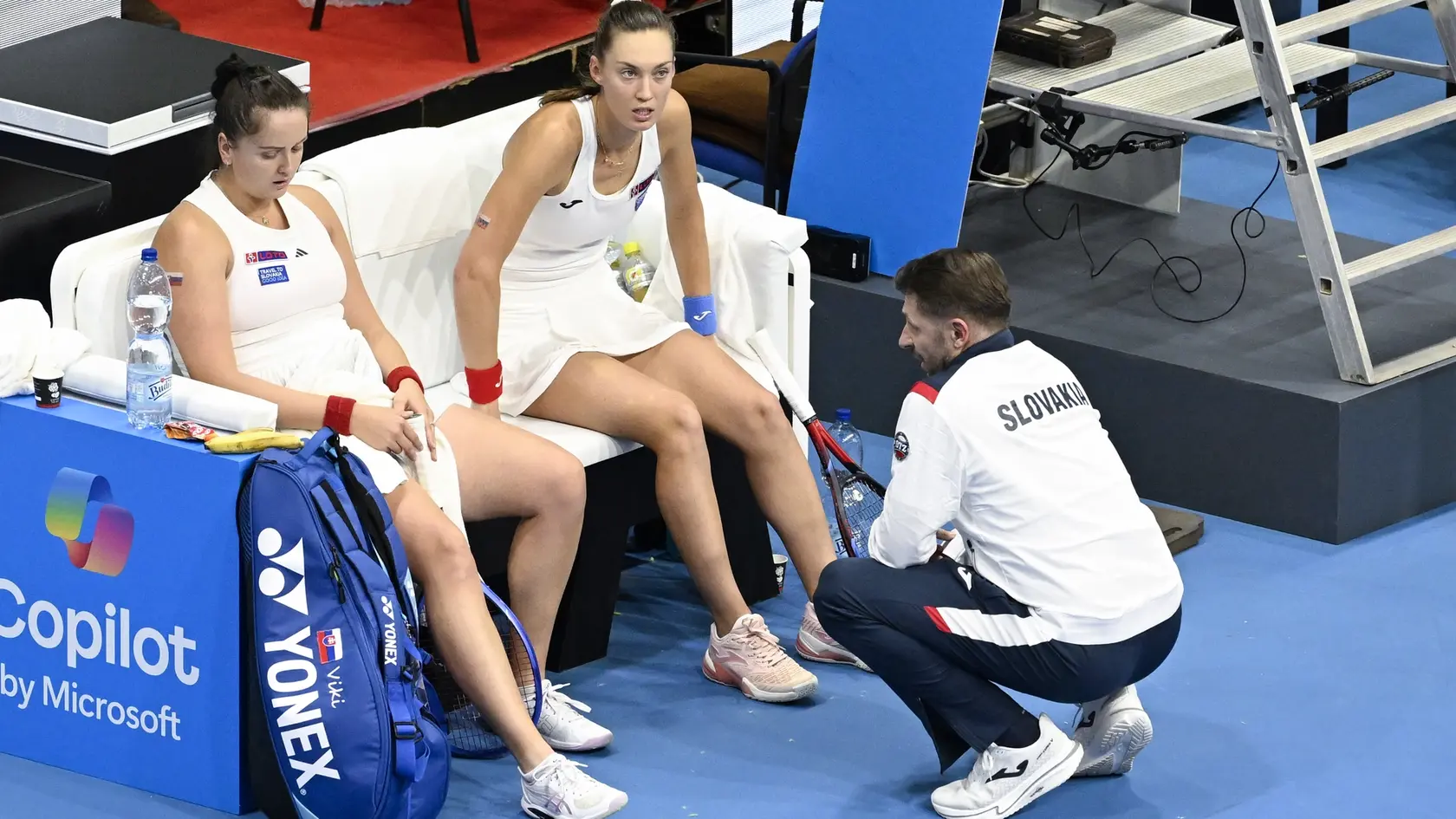 Na snímke slovenský deblový pár Tereza Mihalíková (uprostred), Viktória Hrunčáková (vľavo) a kapitán tímu Matej Lipták.