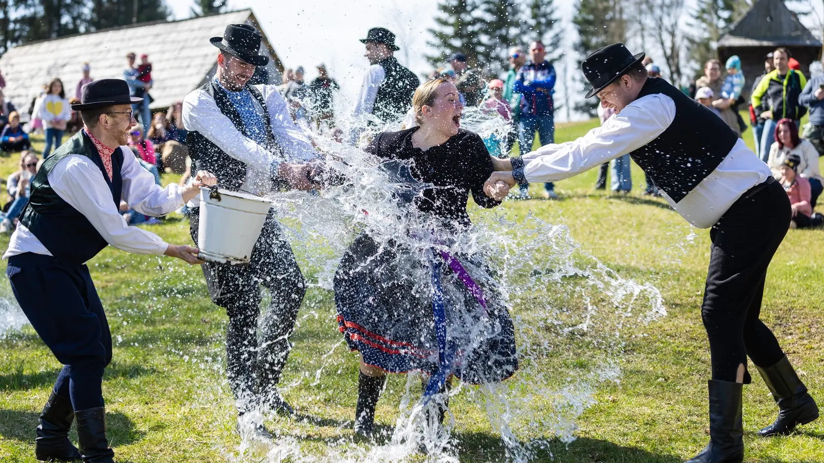 Na snímke ukážka veľkonočnej oblievačky počas podujatia Veľká noc na dedine v Múzeu slovenskej dediny v Martine v nedeľu 13. apríla 2025. FOTO TASR - Daniel Stehlík