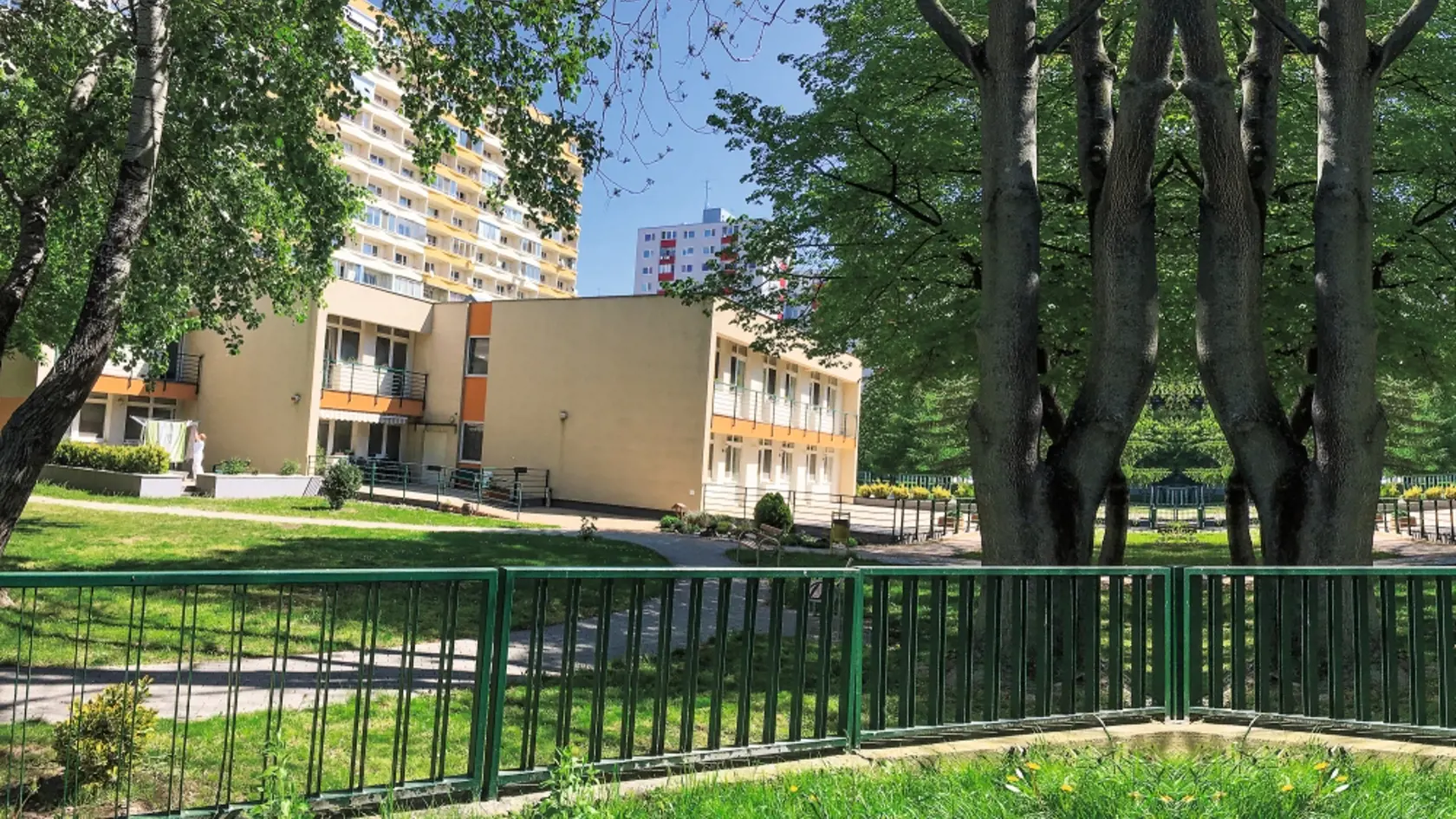 V tomto domove pre seniorov má Zlatica svoju starkú. Keďže je v karanténe, mávajú si aspoň cez okno. Neraz mala slzy na krajíčku.
