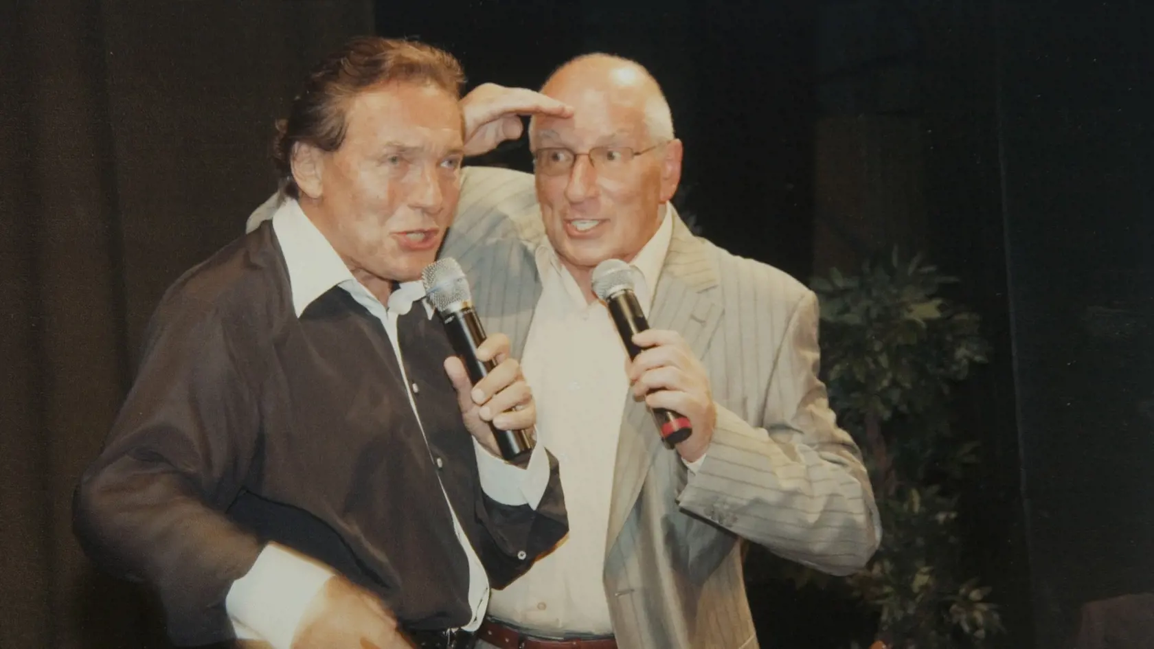 Spevák Karel Štedrý a Karel Gott
Foto: Robo Hubač
Neuverejnené
pôvodný súbor:rh_mg_4082.eps