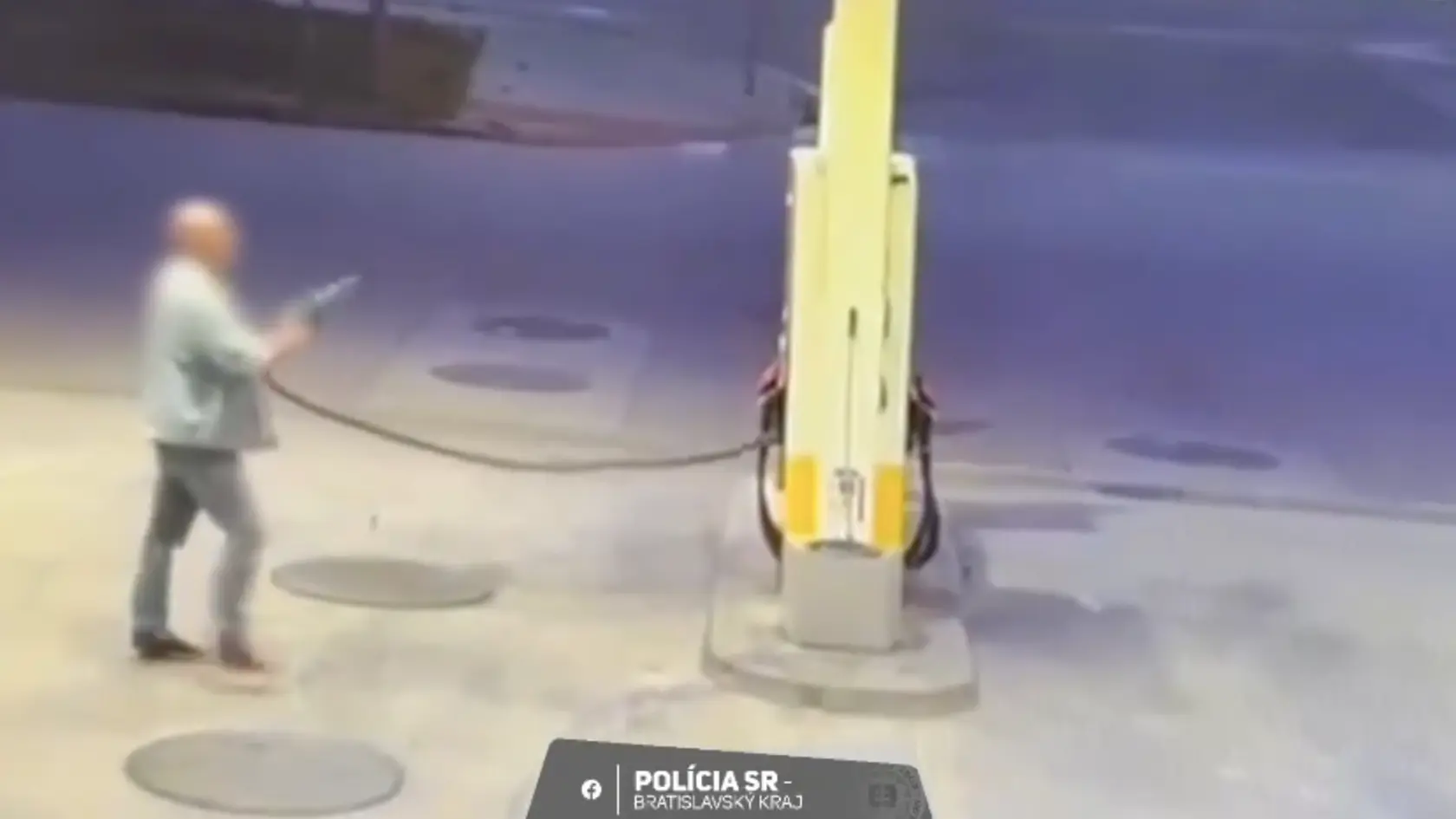 Tankovaciu pištoľ podpálil zapaľovačom.