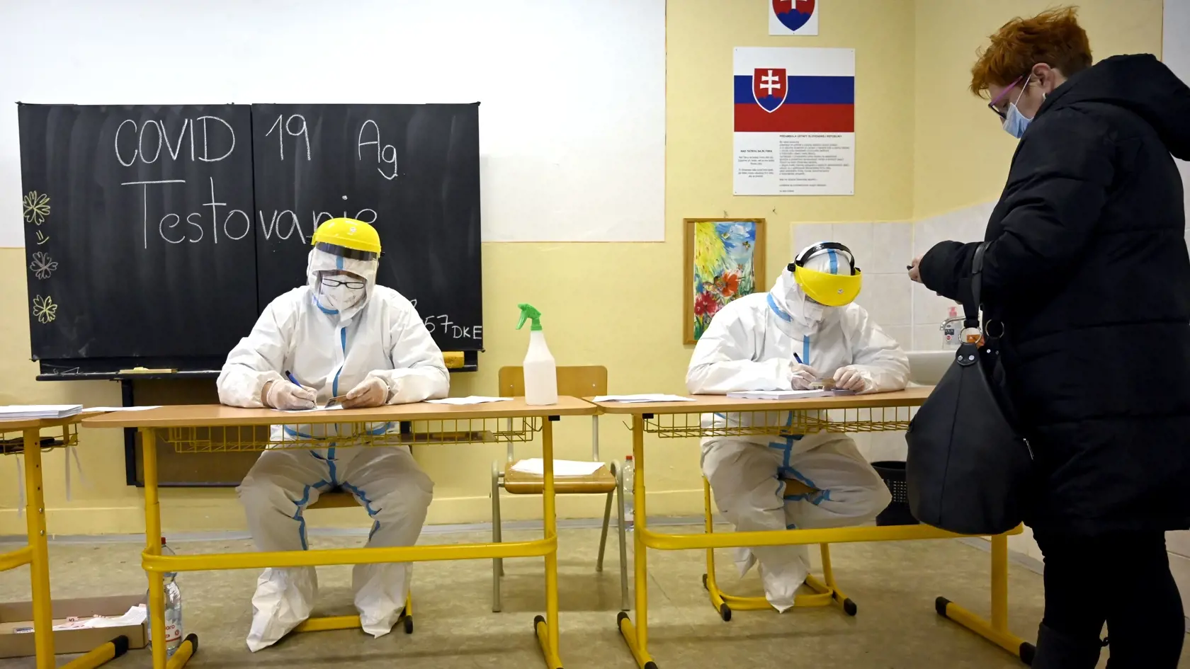 Na snímke kontrola dokladov počas antigénového testovania na prítomnosť ochorenia COVID-19  v priestoroch Gymnázia na ulici Komenského 32 v Trebišove 7. februára 2021. FOTO TASR - Roman Hanc