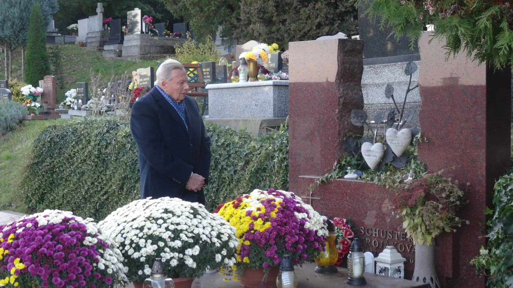 Hrob Ireny Schusterovej na Cintoríne sv. Rozálie v Košiciach je neprehliadnuteľný. V týchto dňoch ho navštívil Rudolf Schuster s dcérou Ingrid.