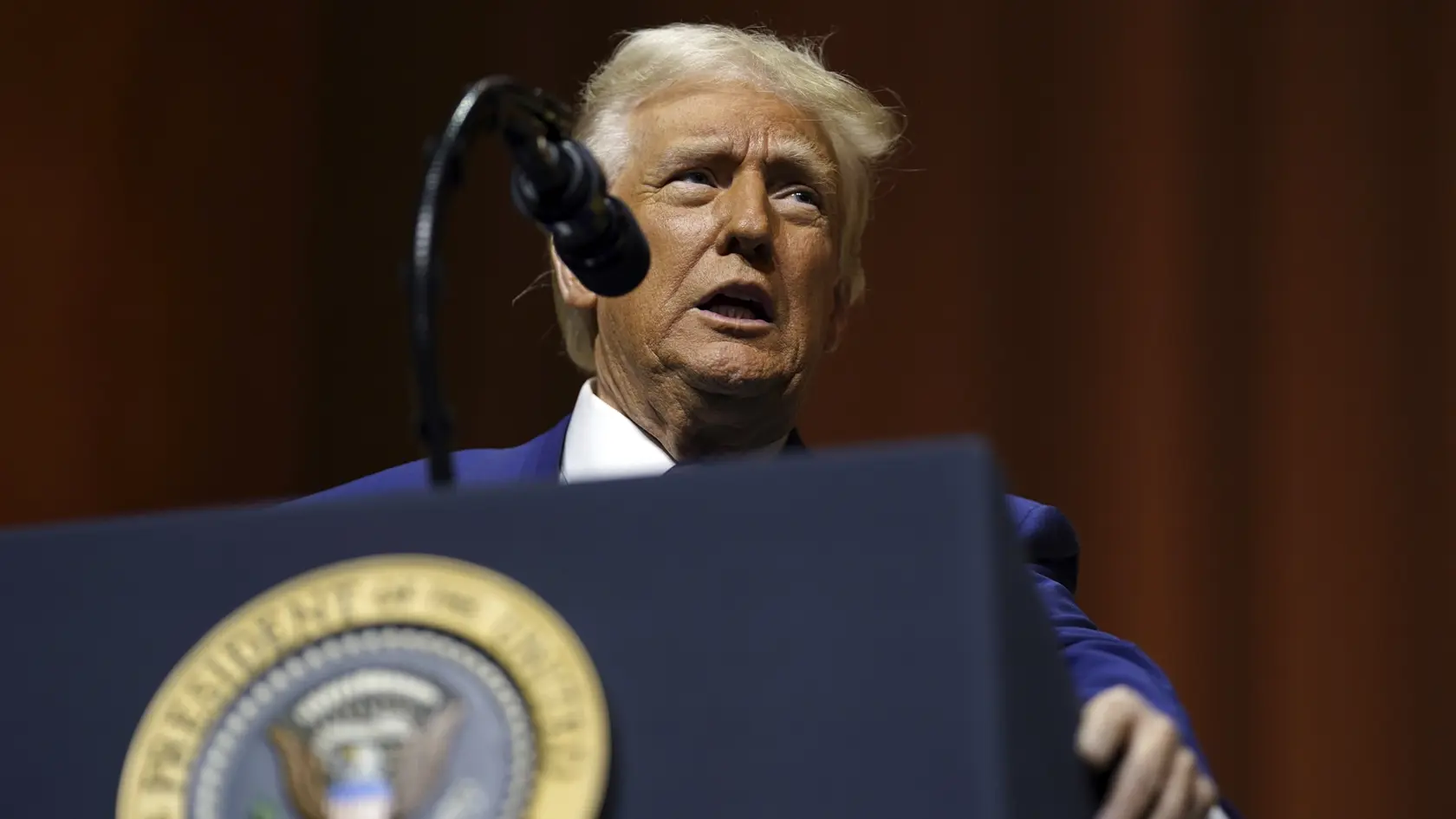 Americký prezident Donald Trump vystupuje s prejavom na združení republikánskych guvernérov vo Washingtone vo štvrtok 20. februára 2025.