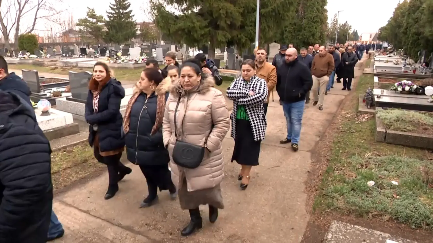 Ženy kráčali oddelene od mužov.
