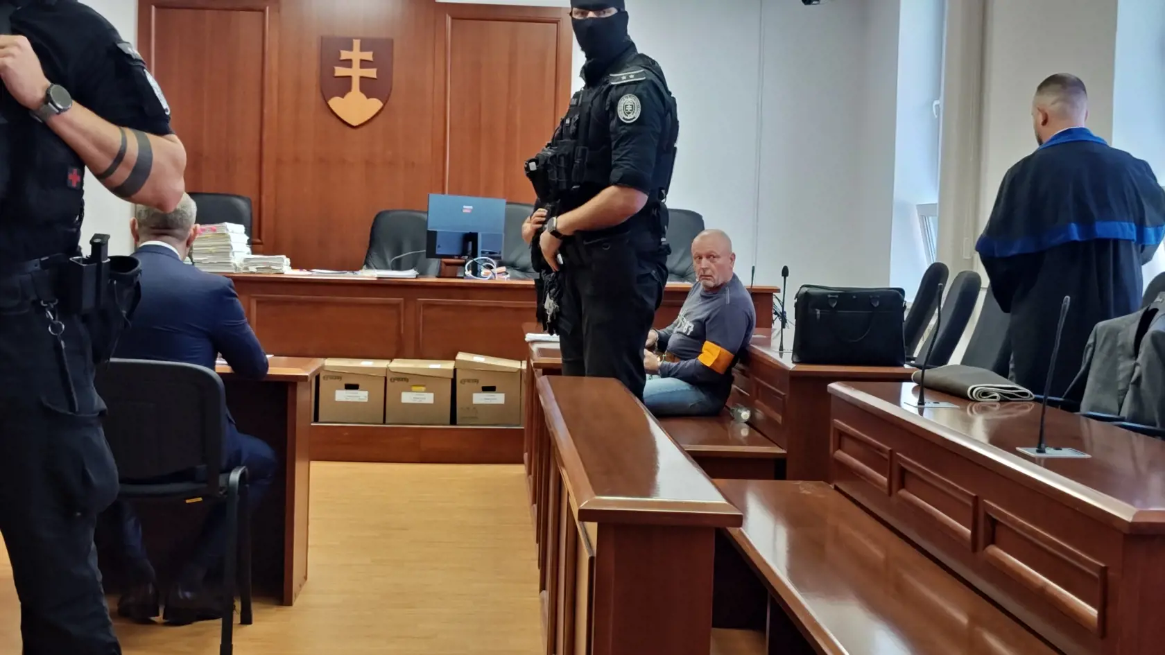 Na pojednávanie v prípade obžalovaného Róberta Lališa bol predvolaný  Marek Trajter(vľavo sediací).