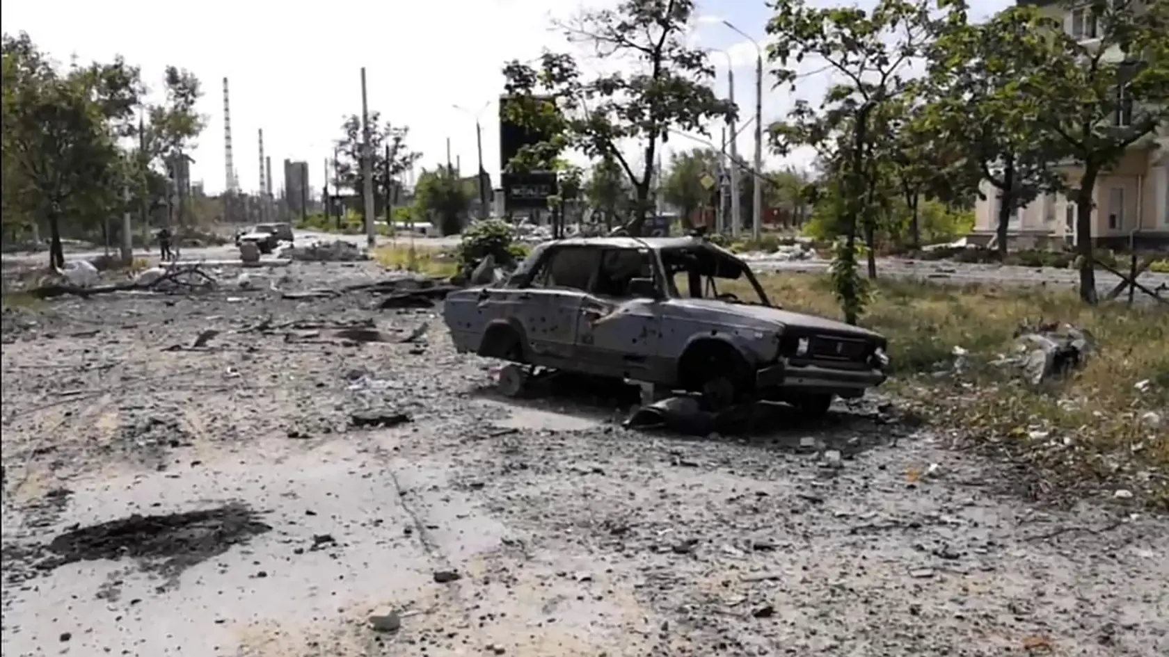 PK 18 Lysyčansk - Na snímke zhorené auto v meste Lysyčansk v Luhanskej oblasti na východe Ukrajiny 3. júla 2022. Proruskí separatisti v sobotu oznámili, že "kompletne" obkľúčili mesto Lysyčansk. FOTO TASR/AP

In this photo provided by the Luhansk region military administration, burned car and damaged residential buildings are seen in Lysychansk, Luhansk region, Ukraine, early Sunday, July 3, 2022. Russian forces pounded the city of Lysychansk and its surroundings in an all-out attempt to seize t