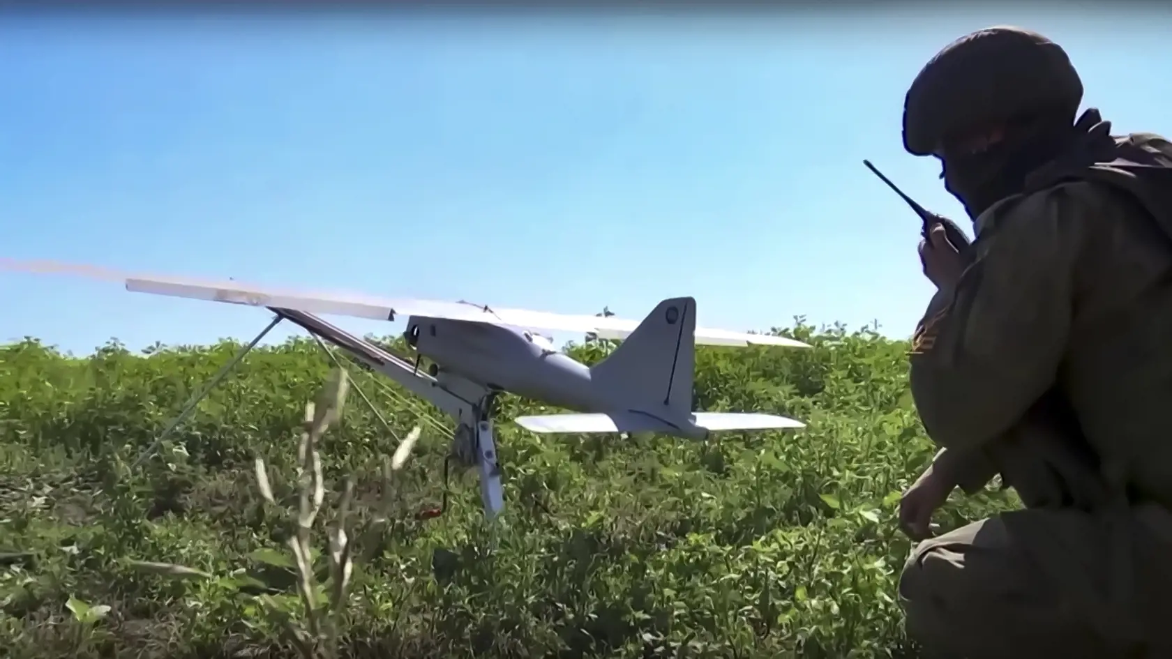WA 38 - Na videosnímke, ktorú ruské ministerstvo obrany vydalo 8. augusta 2022, ruský vojak pripravuje prieskumný dron Orlan-10 na vzlietnutie na neznámom mieste. FOTO TASR/AP


This handout photo taken from video released by Russian Defense Ministry Press Service on Monday, Aug. 8, 2022, shows a Russian serviceman preparing a Orlan-10 reconnaissance drone to launch at an undisclosed location. (Russian Defense Ministry Press Service photo via AP)