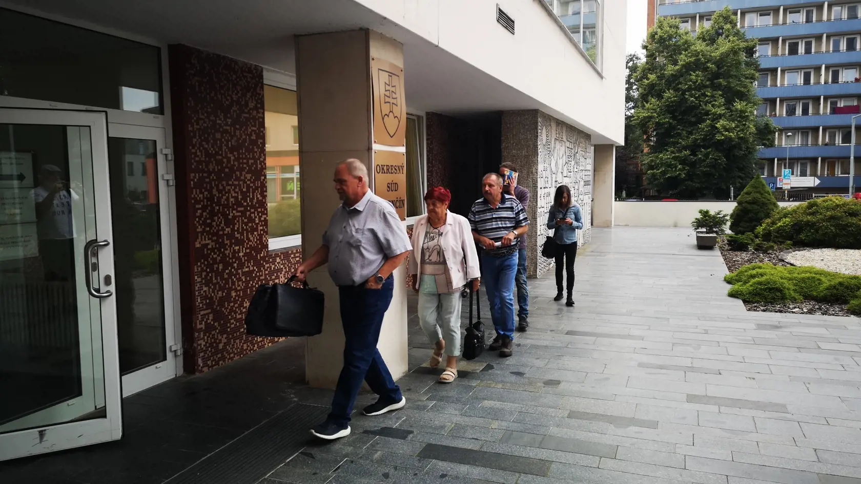 Luciu na súd sprevádzala mama, otec aj obhajca.