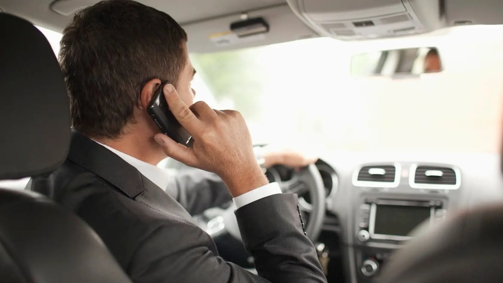TELEFONOVANIE ZA VOLANTOM: Horné hranice pokút za držanie a obsluhovanie telefónu počas jazdy bez systému „voľné ruky" (handsfree) sa zvýšia v blokovom konaní zo 100 na 150 eur a v riadnom správnom konaní z 200 na 300 eur.