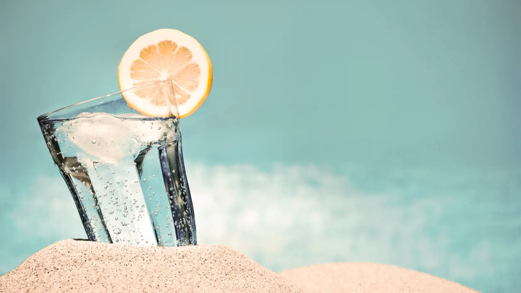 Cold,Drink,With,Ice,And,A,Slice,Of,Lemon,On