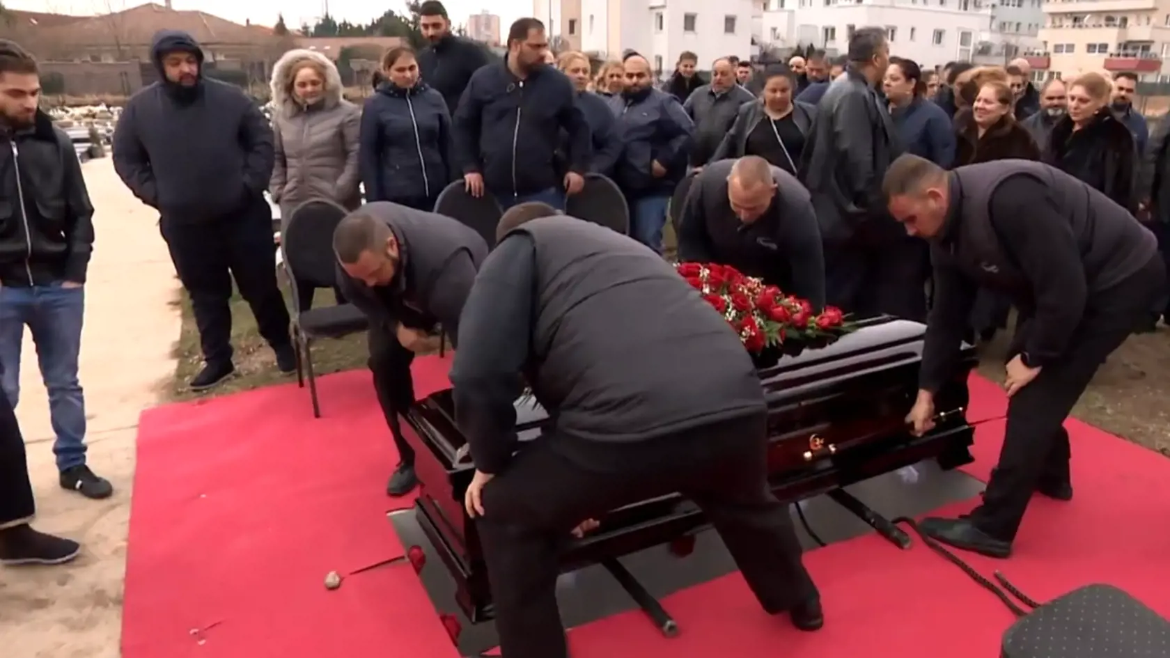 Príprava na obrad pri hrobe.