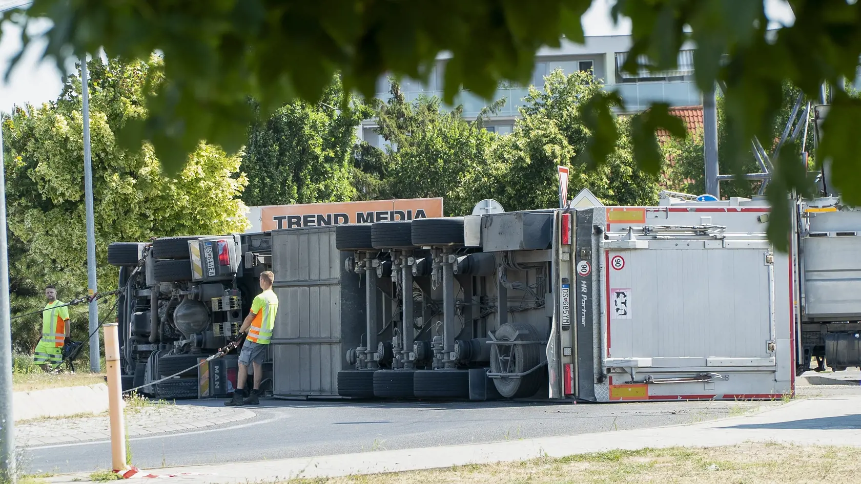 Na kruhovom objazde v Senci sa prevrátil kamión prevážajúci ošípané