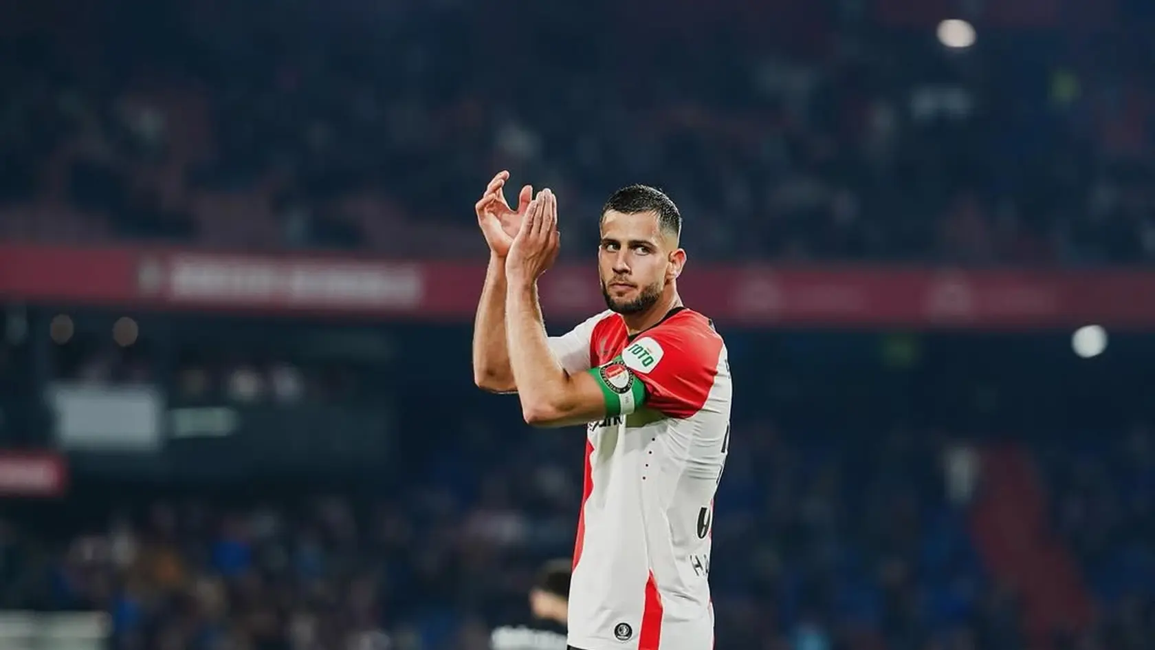 Dávid Hancko oblieka dres holandského klubu Feyenoord Rotterdam.