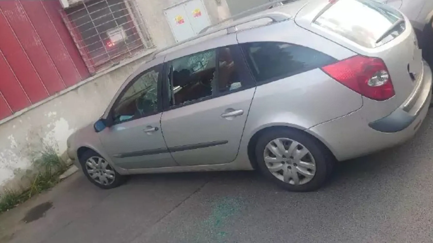 Dievčatku zachránila život okoloidúca žena, ktorá privolala pomoc. Policajti potom na aute rozbili okno a rozpálené dievčatko vyslobodili.