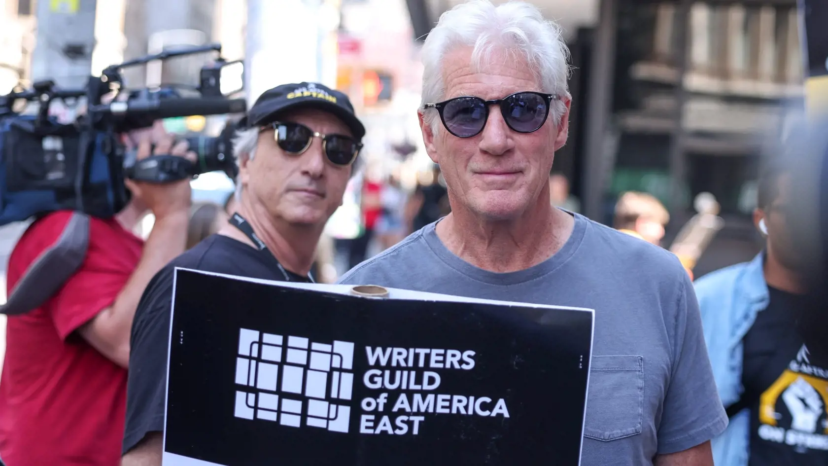 Herec Richard Gere medzi štrajkujúcimi.