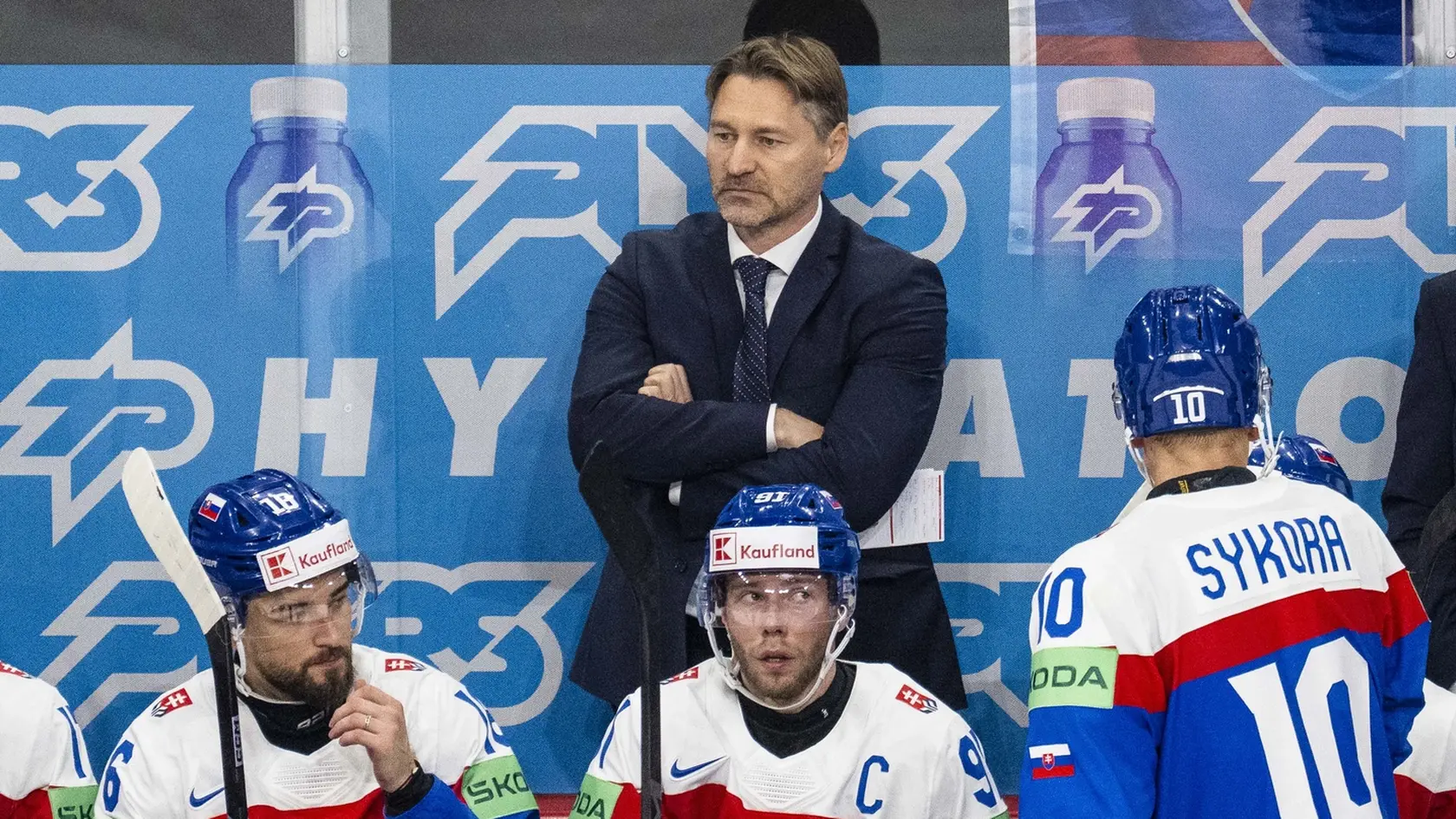 Na snímke vpravo tréner slovenskej hokejovej reprezentácie Vladimír Országh.
