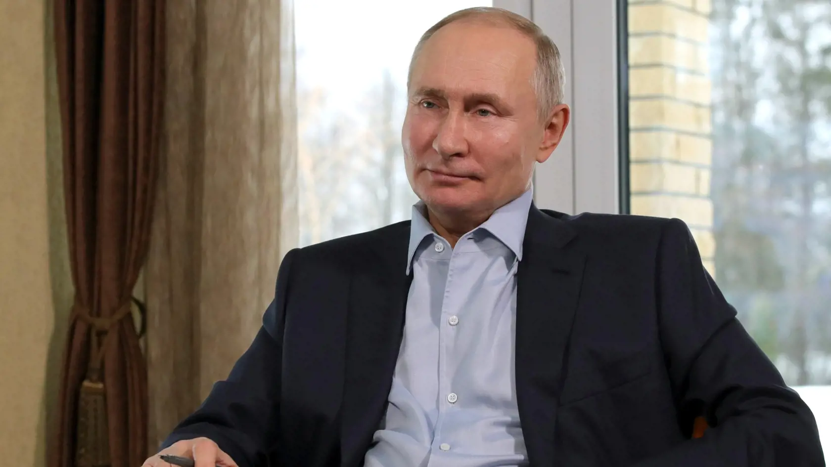 WA 37 Zavidovo - Ruský prezident Vladimir Putin počas videorozhovoru so študentami vo svojej  prezidentskej rezidencii v Zavidove, 150 km severne od Moskvy v pondelok 25. januára 2021. Vladimir Putin v pondelok odmietol tvrdenie odporcu Kremľa Alexeja Navaľného, že mu patrí luxusné sídlo na pobreží Čierneho mora. Informovala o tom tlačová agentúra AFP. Investigatívny film o veľkolepej rezidencii Putina zverejnil na internete v utorok 19. januára tím opozičného politika Navaľného. FOTO TASR/AP 


