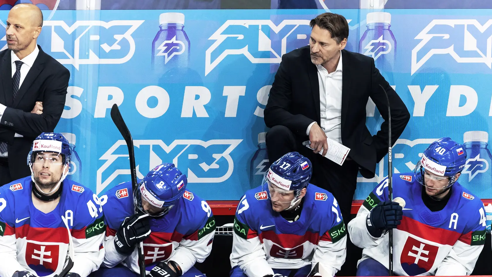 Slovenská hokejová reprezentácia oznámila mená prvých šiestich hráčov nominovaných na budúcoročný olympijský turnaj v Miláne.