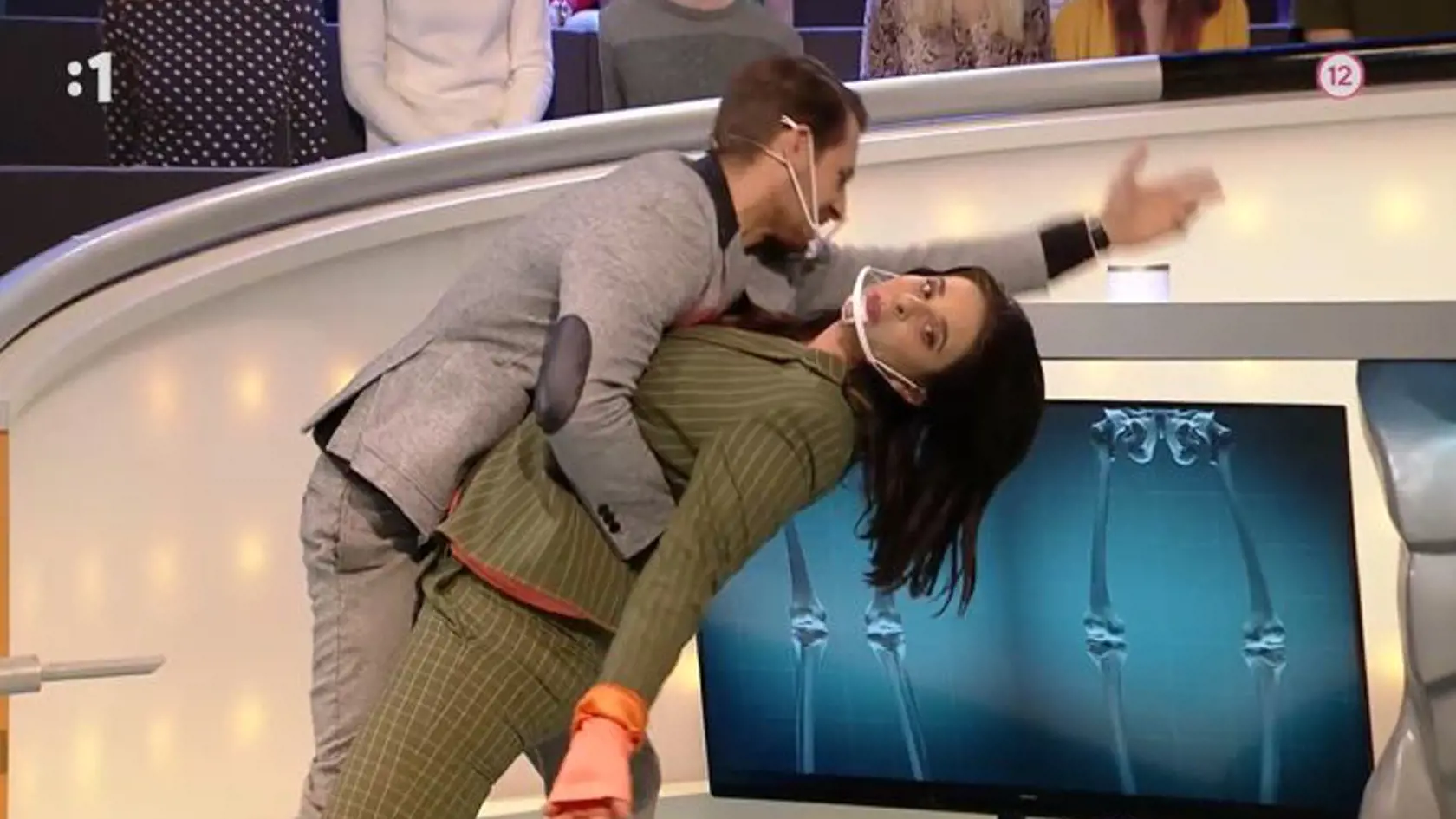 Zuzana Fialová predviedla v Záhadách tela, aká je ohybná. Asistoval jej kolega Juraj Loj.
