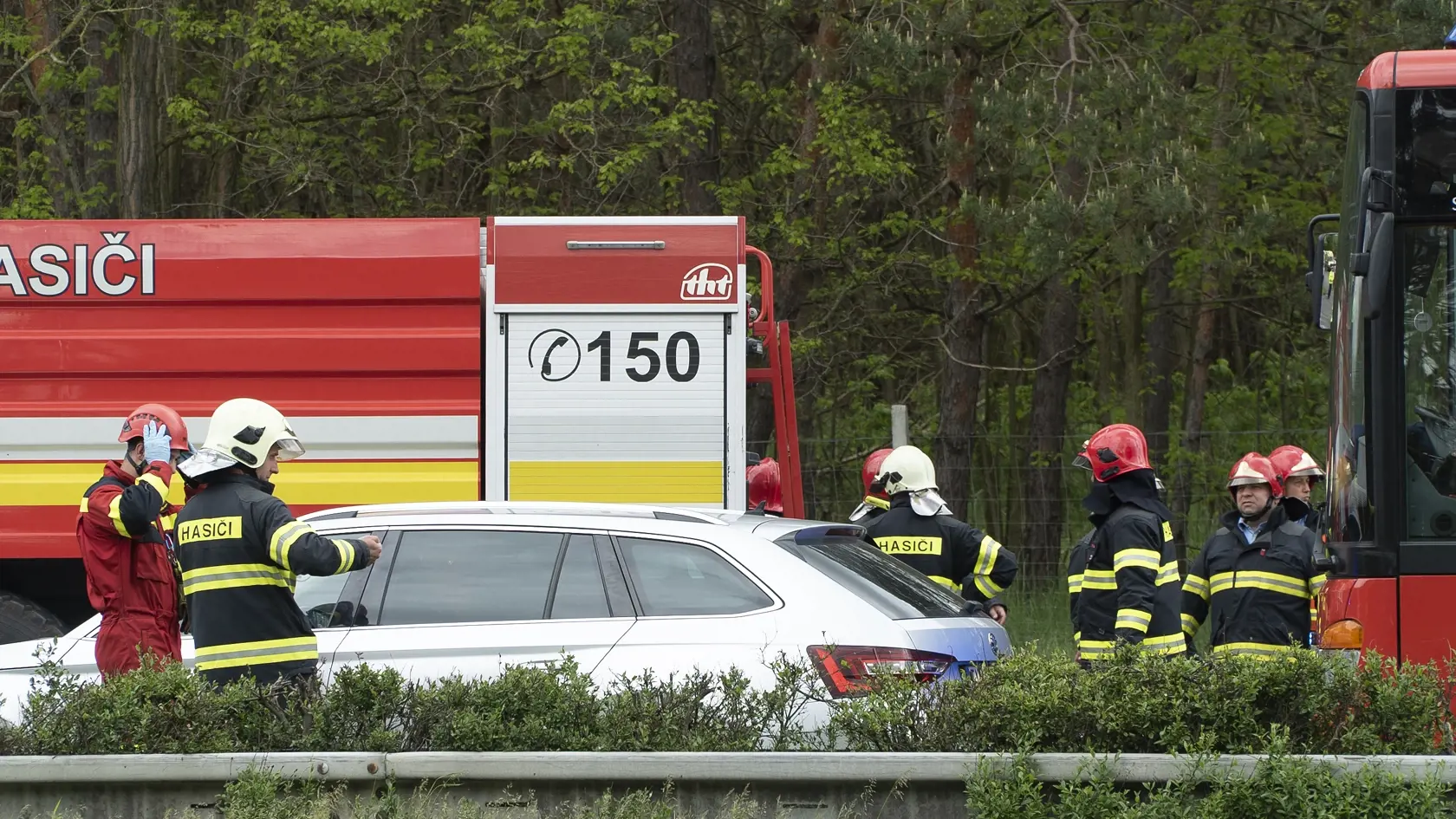 Dopravná nehoda, ktorá sa v pondelok predpoludním stala na diaľnici D2 v smere do Kútov, si vyžiadala jednu obeť, 59 osôb utrpelo zranenia rôzneho rozsahu.