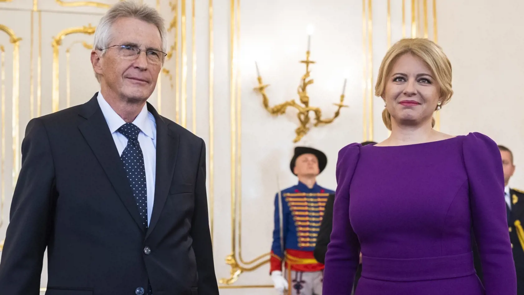 Na snímke sprava prezidentka SR Zuzana Čaputová a minister vnútra SR Ivan Šimko počas vymenovania novej vlády odborníkov v Prezidentskom paláci v Bratislave v pondelok 15. mája 2023. Prezidentka SR Zuzana Čaputová vymenovala novú úradnícku vládu, ktorá nahradila dočasne poverený kabinet Eduarda Hegera. Heger požiadal 7. mája hlavu štátu o zbavenie poverenia viesť vládu. FOTO TASR - Jaroslav Novák