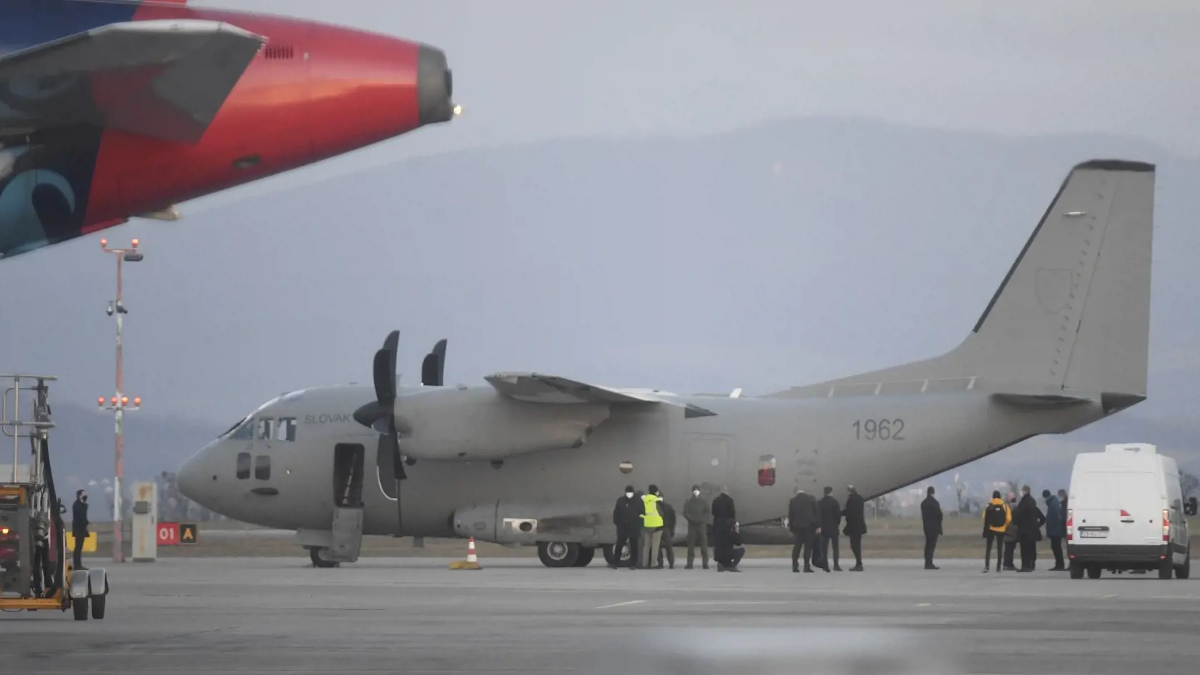 Slovensko nakúpi dva milióny kusov ruskej vakcíny Sputnik V. Premiér Igor Matovič (OĽANO) o tom informoval z košického letiska, kde priviezli prvú dodávku. Minister zdravotníctva Marek Krajčí (OĽANO) potvrdil, že očkovanie vakcínou bude dobrovoľné a bez obmedzenia veku. Začať by sa mohlo najskôr o dva týždne. Košice 1. marca 2021. FOTO TASR - František Iván