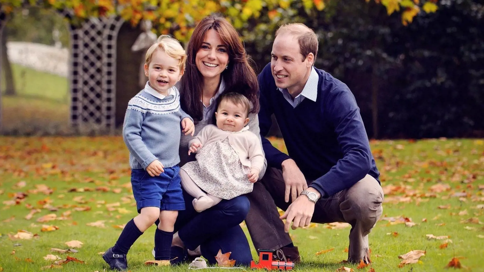 Princ William s manželkou Kate a oboma ratolesťami.
