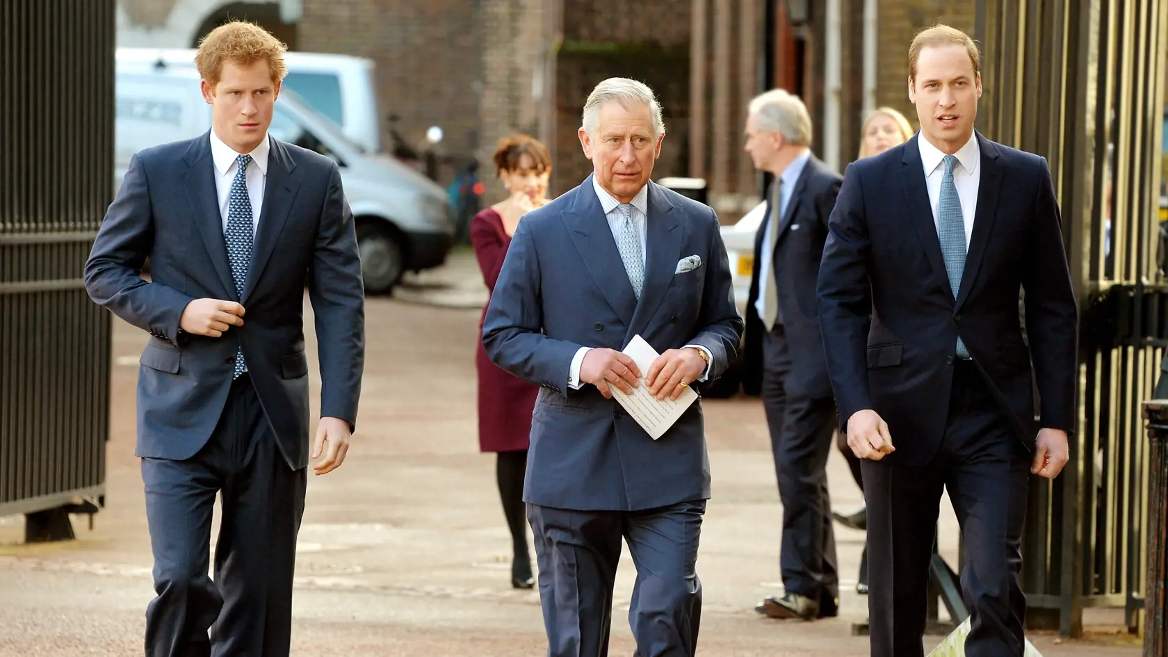 Princ Harry, kráľ Karol a princ William.