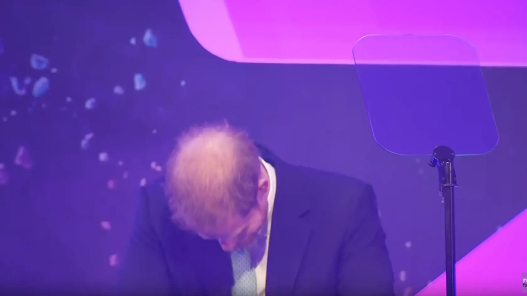 Princ Harry to počas prejavu nezvládol a zrútil sa.